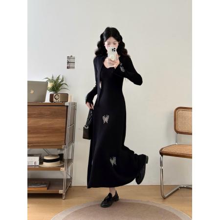 大码女装胖mm秋冬法式赫本风黑色V领烫钻蝴蝶显瘦毛衣连衣裙 服裝批發女裝批發服飾貨源