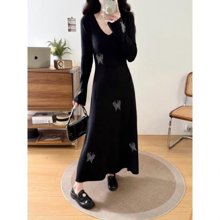 大码女装胖mm秋冬法式赫本风黑色V领烫钻蝴蝶显瘦毛衣连衣裙 服裝批發女裝批發服飾貨源