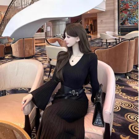 FA49101# 高级感纯欲V领针织毛衣连衣裙极简风设计感秋冬内搭包臀内搭长裙 服裝批發女裝批發服飾貨源