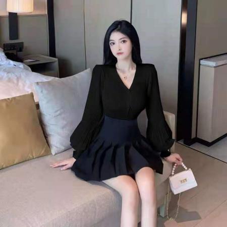 新款灯笼袖薄款针织衫上衣+黑色百褶裙