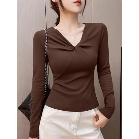 FA49443# 咖色V领长袖打底衫女内搭秋冬季新款显瘦扭结设计感T恤上衣 服裝批發女裝批發服飾貨源