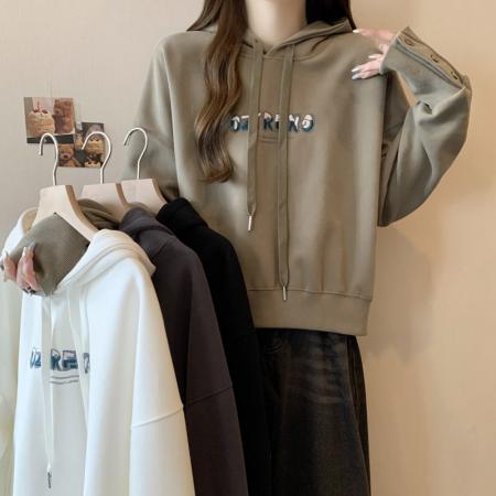 FA49766# 华棉设计感袖口纽扣连帽套头短款卫衣女新款短款帽衫上衣外套 服裝批發女裝批發服飾貨源