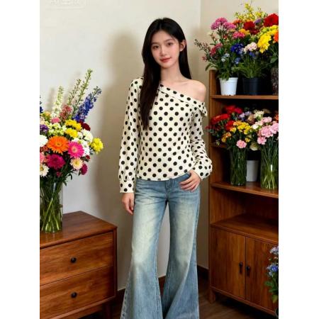 FA49865# 复古港风波点斜领露肩长袖T恤秋冬新款别致优雅显瘦小众上衣 服裝批發女裝批發服飾貨源