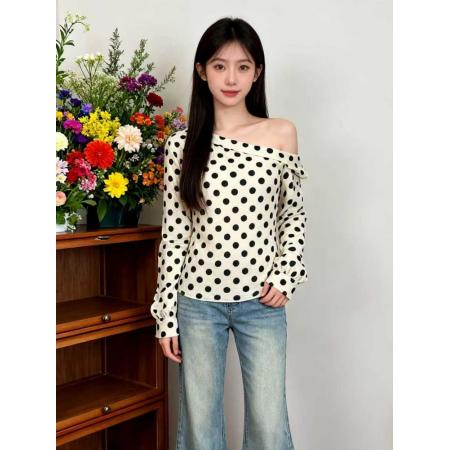 FA49865# 复古港风波点斜领露肩长袖T恤秋冬新款别致优雅显瘦小众上衣 服裝批發女裝批發服飾貨源