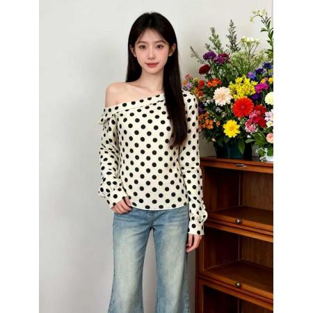 FA49865# 复古港风波点斜领露肩长袖T恤秋冬新款别致优雅显瘦小众上衣 服裝批發女裝批發服飾貨源