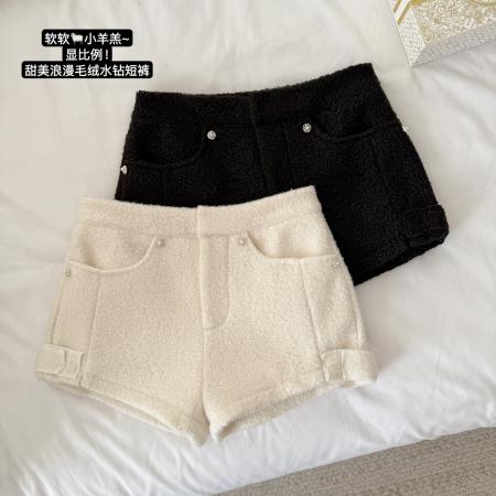 FA50299# 软软小羊羔显比例甜美浪漫白色毛绒高腰水钻短裤女 服裝批發女裝批發服飾貨源