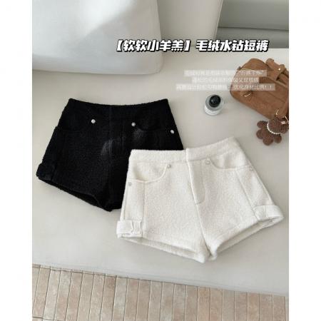 FA50299# 软软小羊羔显比例甜美浪漫白色毛绒高腰水钻短裤女 服裝批發女裝批發服飾貨源