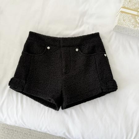 FA50299# 软软小羊羔显比例甜美浪漫白色毛绒高腰水钻短裤女 服裝批發女裝批發服飾貨源