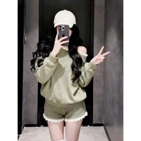 FA50389# 韩系慵懒风露肩针织套装秋季减龄休闲气质穿搭绿色毛衣短裤两件套 服裝批發女裝批發服飾貨源