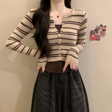 秋冬新款韩系温柔气质设计感单排扣条纹假两件百搭针织衫 服裝批發女裝批發服飾貨源