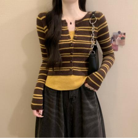 秋冬新款韩系温柔气质设计感单排扣条纹假两件百搭针织衫 服裝批發女裝批發服飾貨源