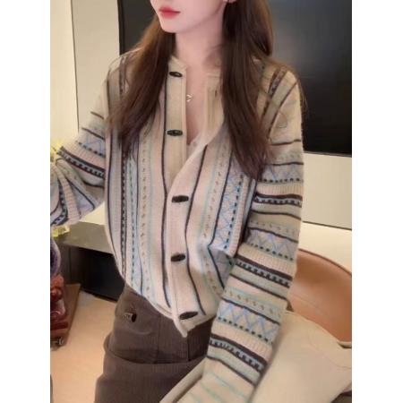 费尔岛提花毛衣女秋冬新款牛角扣针织打底衫韩系减龄长袖上衣 服裝批發女裝批發服飾貨源