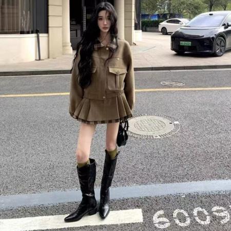 复古工装风格子拼接套装女秋季小个子短外套高腰百褶裙气质两件套 服裝批發女裝批發服飾貨源