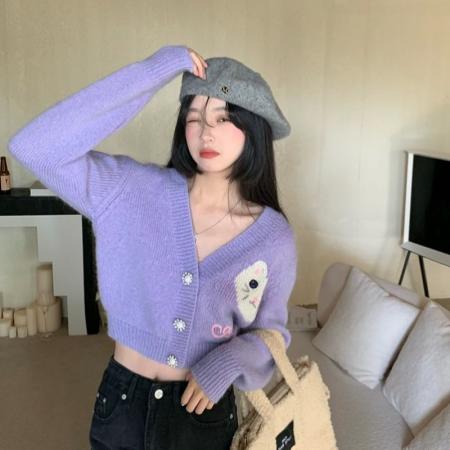 韩版猫咪刺绣V领紫色小香风毛衣开衫显瘦短款针织外套甜美上衣女 服裝批發女裝批發服飾貨源