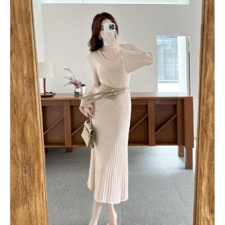 FA50699# 法式V领针织连衣裙高级感温柔优雅气质显瘦喇叭袖长裙女配大衣潮