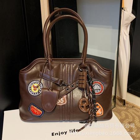 TJ2152# 小众设计徽章腋下包包女秋冬2024新款潮复古百搭大容量通勤托特包