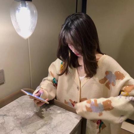 FA50806# 小熊针织开衫女春韩版宽松慵懒风V领毛衣外套中长款学院风 服裝批發女裝批發服飾貨源