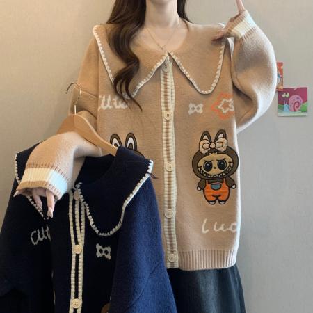 FA50875# 大码女装学院风卡通刺绣娃娃领毛衣外套女秋冬设计感减龄针织开衫 服裝批發女裝批發服飾貨源