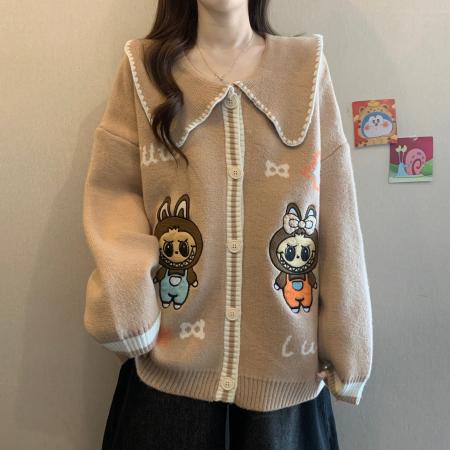 FA50875# 大码女装学院风卡通刺绣娃娃领毛衣外套女秋冬设计感减龄针织开衫 服裝批發女裝批發服飾貨源