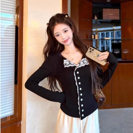 FA50902# 蕾丝拼接长袖T恤女冬季新款设计感黑色V领纽扣打底衫上衣 服裝批發女裝批發服飾貨源