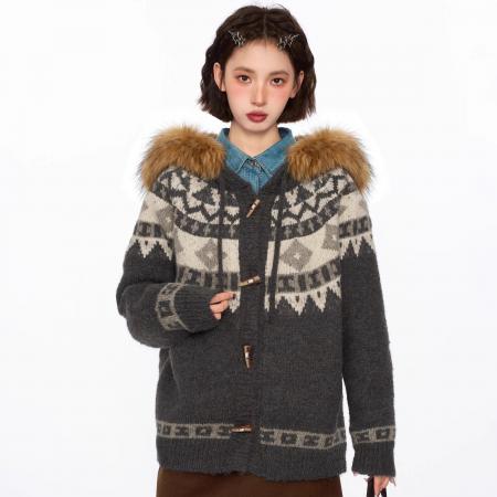 FA50947# 费尔岛灰色牛角扣毛领连帽毛衣外套女秋冬季韩系宽松慵懒针织开衫 服裝批發女裝批發服飾貨源