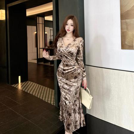 FA51309# 丝绒连衣裙秋冬新款气质轻奢V领长袖修身显瘦包臀鱼尾长裙 服裝批發女裝批發服飾貨源