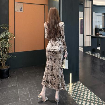 FA51309# 丝绒连衣裙秋冬新款气质轻奢V领长袖修身显瘦包臀鱼尾长裙 服裝批發女裝批發服飾貨源