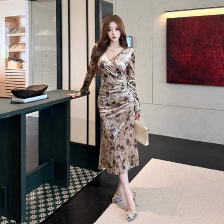 FA51309# 丝绒连衣裙秋冬新款气质轻奢V领长袖修身显瘦包臀鱼尾长裙 服裝批發女裝批發服飾貨源