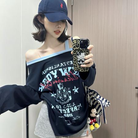 FA51532# 花生酱美式辣妹斜肩T恤上衣女字母印花宽松露肩薄款长袖罩衫 服裝批發女裝批發服飾貨源