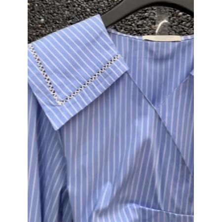 FA51538# 蓝色条纹大翻领长袖衬衫女早秋新款设计感小众镂空不规则显瘦上衣 服裝批發女裝批發服飾貨源