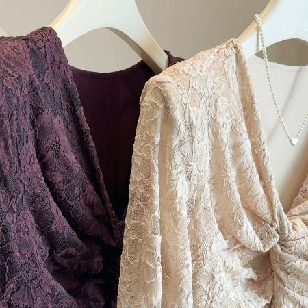 FA51566# 加绒加厚纯欲设计感扭结V领不规则蕾丝衫女秋冬修身显瘦内搭打底 服裝批發女裝批發服飾貨源