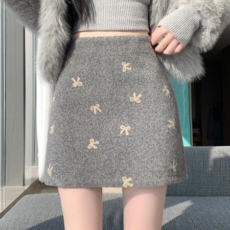 FA51629# 防走光高腰包臀半身裙女秋冬刺绣蝴蝶结短裙氛围感毛呢裙子 服裝批發女裝批發服飾貨源