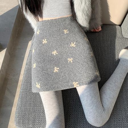 FA51629# 防走光高腰包臀半身裙女秋冬刺绣蝴蝶结短裙氛围感毛呢裙子 服裝批發女裝批發服飾貨源