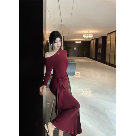 FA51798# 性感辣妹风斜领露肩修身连衣裙高级感绑带收腰气质长裙子 服裝批發女裝批發服飾貨源