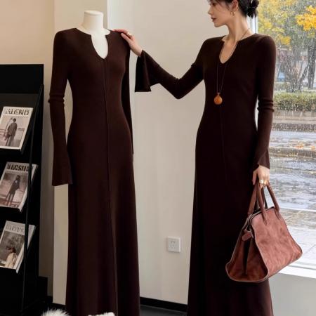 FA51920# 赫本风高级感气质v领针织连衣裙子女秋冬配大衣修身内搭打底长裙 服裝批發女裝批發服飾貨源