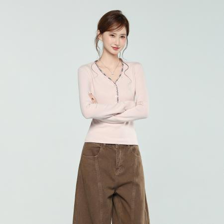 FA51970# 粉色格子v领正肩长袖t恤女秋冬季修身新款内搭打底衫上衣 服裝批發女裝批發服飾貨源