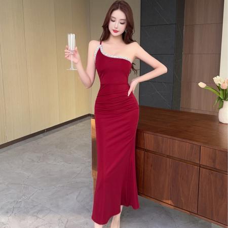 单肩镶钻吊带连衣裙斜肩带钻褶皱长裙女名媛风气质露肩礼服裙  服裝批發女裝批發服飾貨源