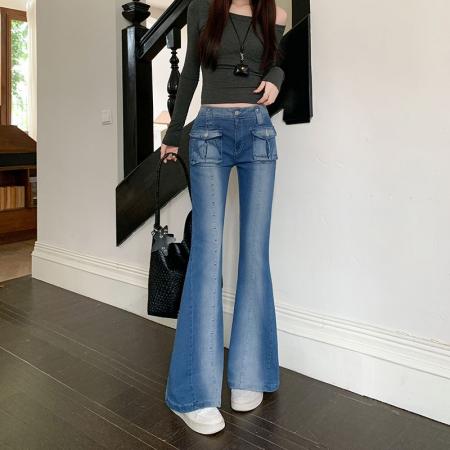 低腰显瘦微弹牛仔微喇叭裤女新款单侧铆钉立体袋长裤女  服裝批發女裝批發服飾貨源