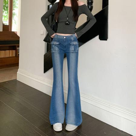 低腰显瘦微弹牛仔微喇叭裤女新款单侧铆钉立体袋长裤女  服裝批發女裝批發服飾貨源