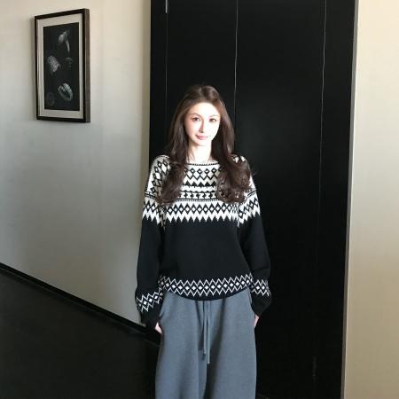 软糯羊毛纱斜肩老钱撞色提花针织衫  服裝批發女裝批發服飾貨源