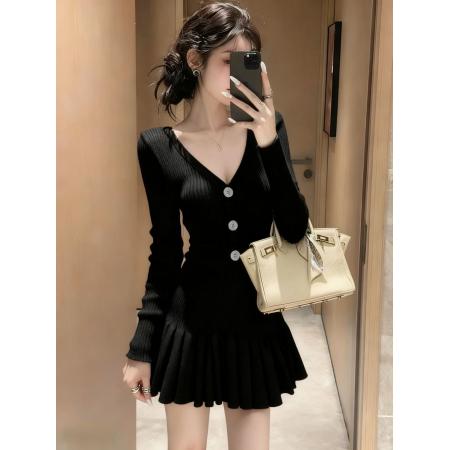 FA52339# 法式v领白色针织连衣裙子女秋冬季新款小个子气质收腰a字短裙  服裝批發女裝批發服飾貨源