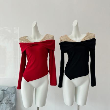 FA53001# 吴一涵红色蕾丝拼接露肩T恤女秋冬圣诞氛围感短款内搭打底衫上衣  服裝批發女裝批發服飾貨源