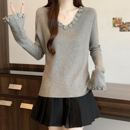 FA53036# 高级感灰色重工花朵V领针织衫女秋冬新款修身显瘦打底衫上衣  服裝批發女裝批發服飾貨源