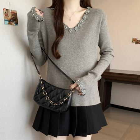 FA53036# 高级感灰色重工花朵V领针织衫女秋冬新款修身显瘦打底衫上衣  服裝批發女裝批發服飾貨源