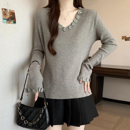 FA53036# 高级感灰色重工花朵V领针织衫女秋冬新款修身显瘦打底衫上衣  服裝批發女裝批發服飾貨源