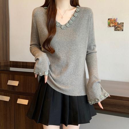 FA53036# 高级感灰色重工花朵V领针织衫女秋冬新款修身显瘦打底衫上衣  服裝批發女裝批發服飾貨源