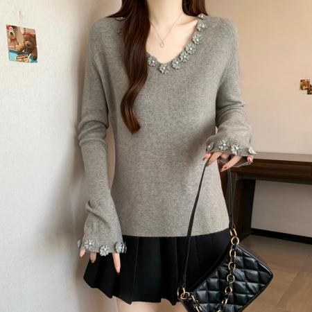 FA53036# 高级感灰色重工花朵V领针织衫女秋冬新款修身显瘦打底衫上衣  服裝批發女裝批發服飾貨源