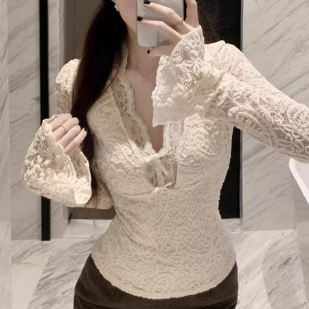 FA53065# 设计感蝴蝶结V领加绒蕾丝T恤女秋冬修身喇叭袖独特高级感绝美上衣  服裝批發女裝批發服飾貨源