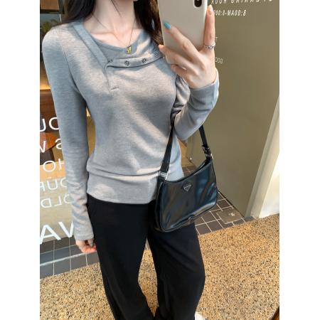 FA53075# 图设计感斜领纽扣内搭打底衫女秋冬新款小众漂亮长袖上衣  服裝批發女裝批發服飾貨源