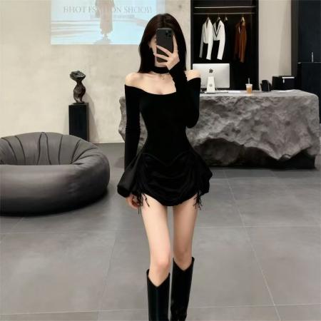 FA53244# 辣妹风性感黑色一字肩露肩长袖连衣裙女秋冬设计感收腰显瘦短裙子 服裝批發女裝批發服飾貨源
